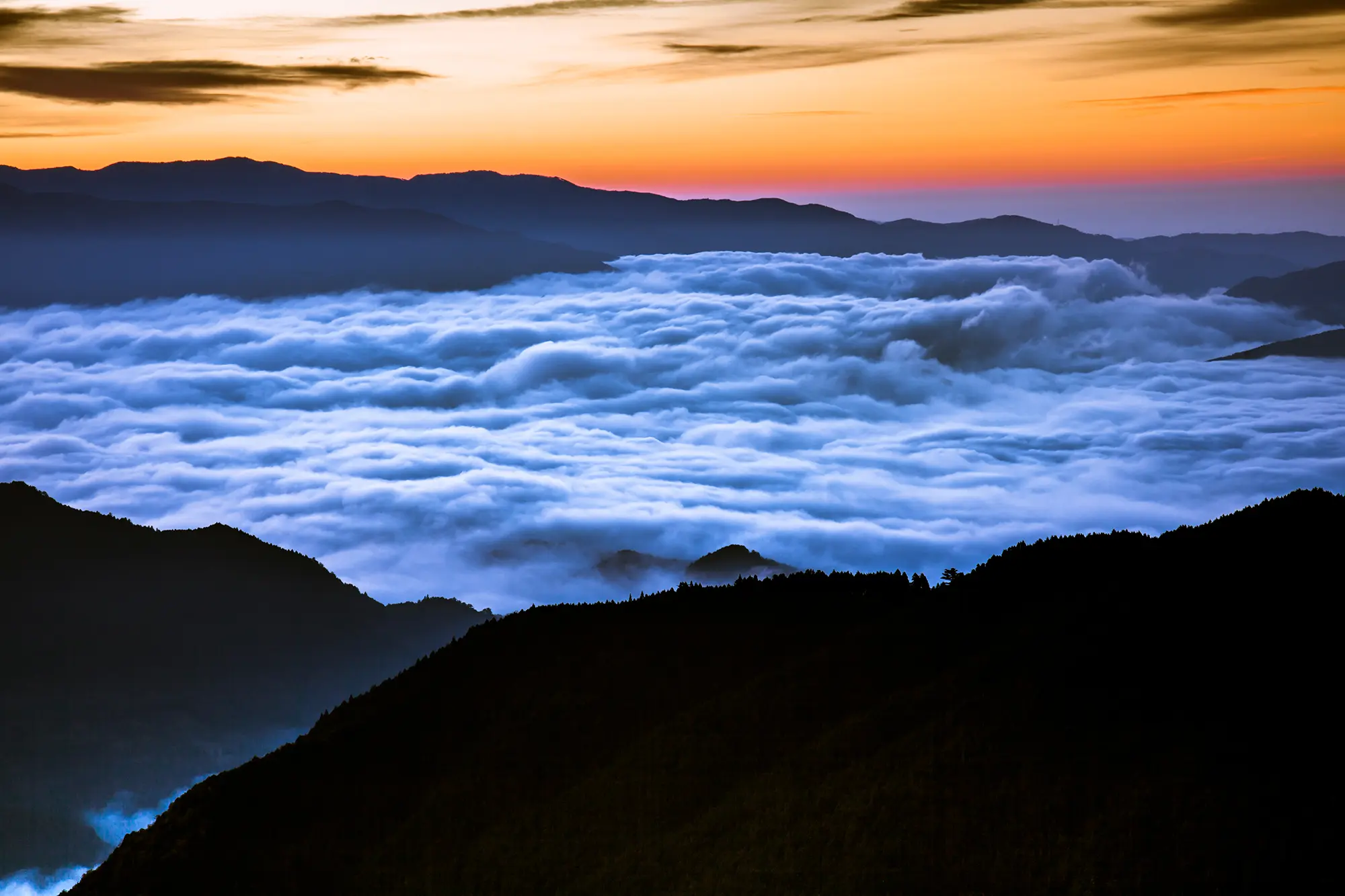 大豊町の山頂から見た夕日と雲海の画像